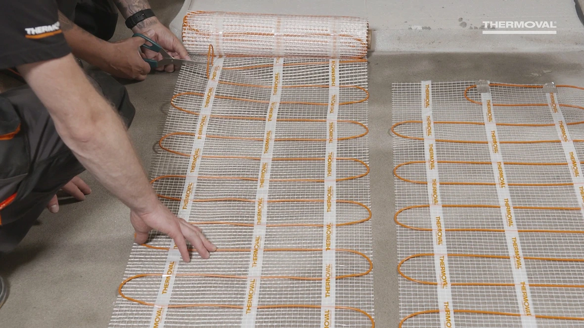 Montaż maty grzejnej poprawiający efektywność ogrzewania podłogowego.